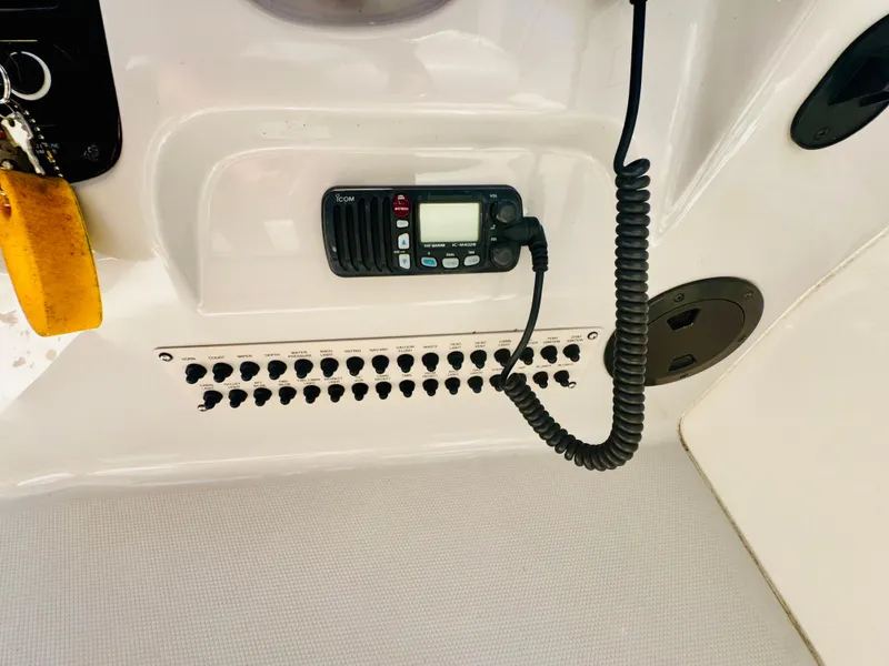 Slide: The Image of Control panel of a 2005 Chaparral Signature 270 boat with radio. - 30