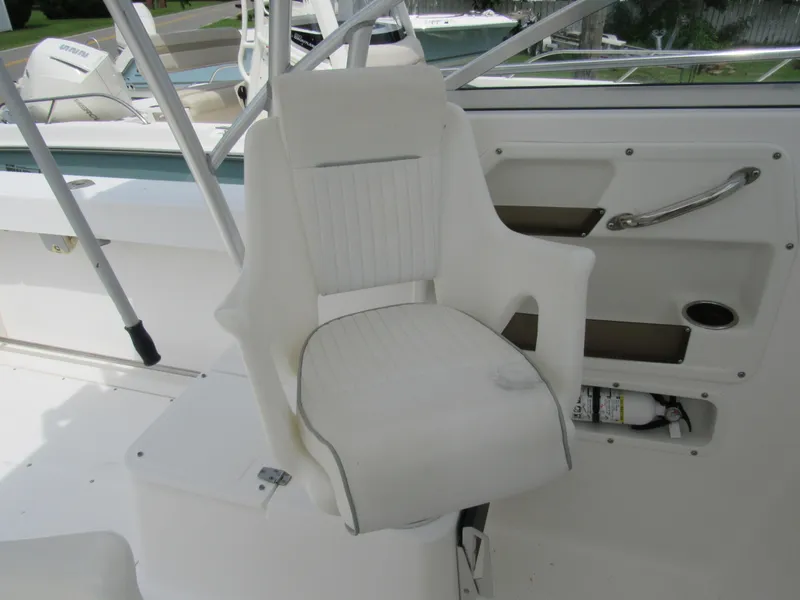 Slide: The Image of White captain's chair on 1997 Boston Whaler 23 Conquest boat deck. - 14