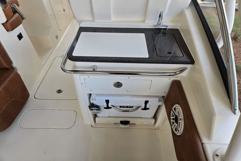 Slide: The Image of Scout 255 Dorado 2026 - 16