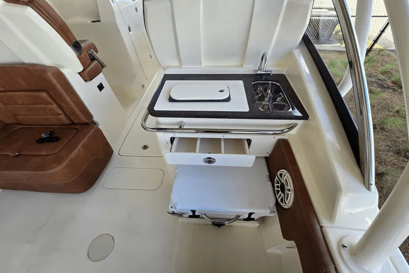 Slide: The Image of Scout 255 Dorado 2026 - 17
