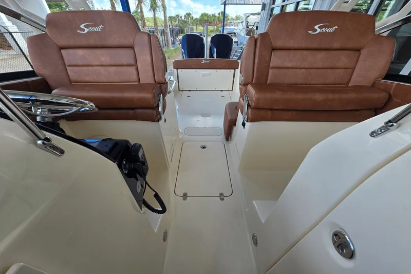 Slide: The Image of Scout 255 Dorado 2026 - 18
