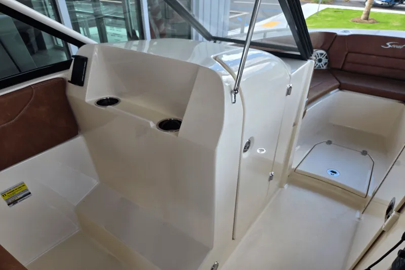 Slide: The Image of Scout 255 Dorado 2026 - 32