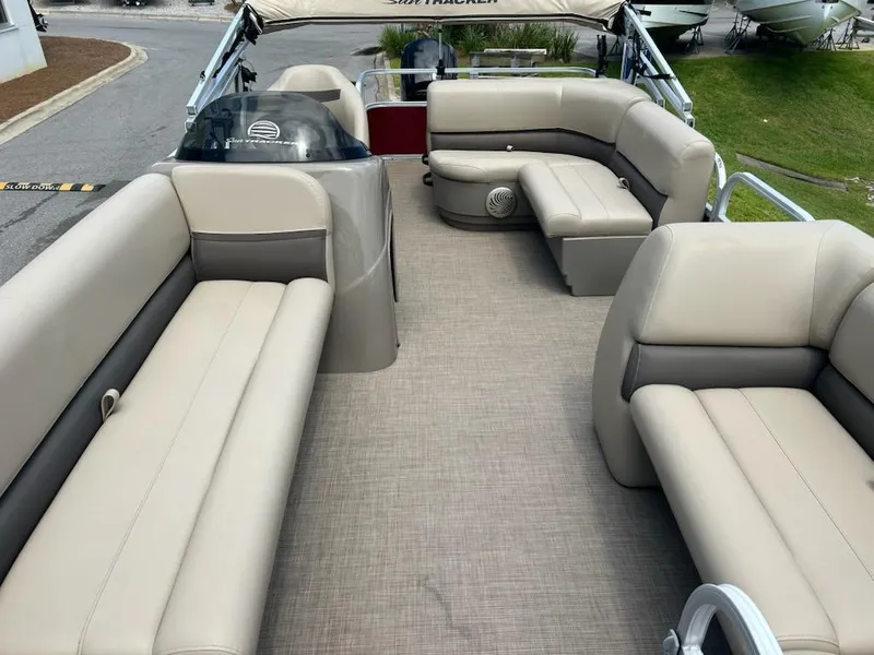 Slide: The Image of Sun Tracker Party Barge 18 DLX 2023 - 10