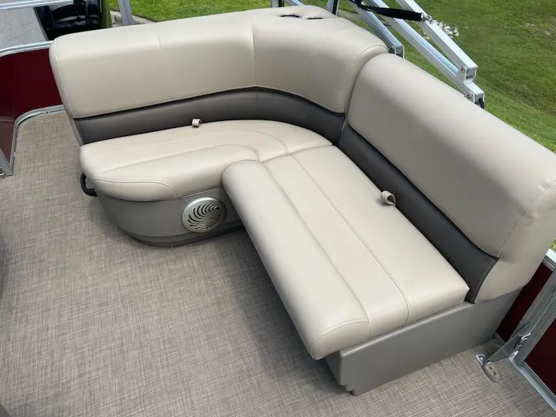 Slide: The Image of Sun Tracker Party Barge 18 DLX 2023 - 11