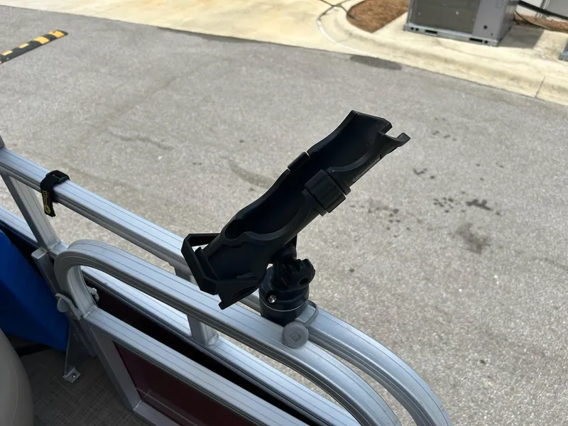 Slide: The Image of Sun Tracker Party Barge 18 DLX 2023 - 16