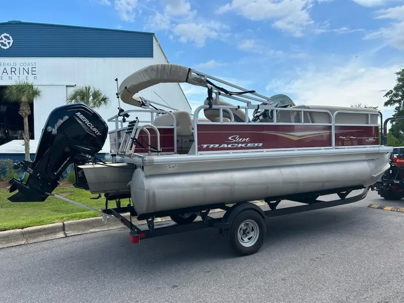 Slide: The Image of Sun Tracker Party Barge 18 DLX 2023 - 7