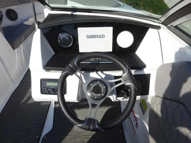 Slide: The Image of Four Winns H1 OB 2024 - 12