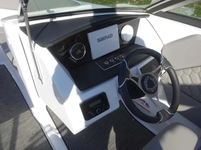 Slide: The Image of Four Winns H1 OB 2024 - 13