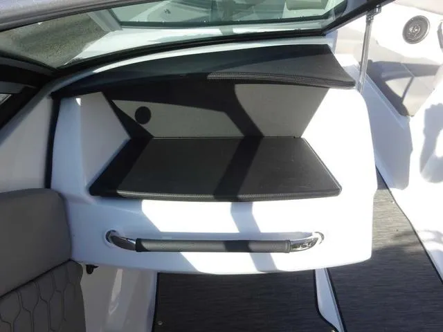 Slide: The Image of Four Winns H1 OB 2024 - 15