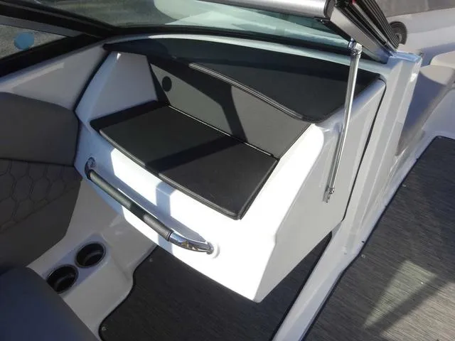 Slide: The Image of Four Winns H1 OB 2024 - 16