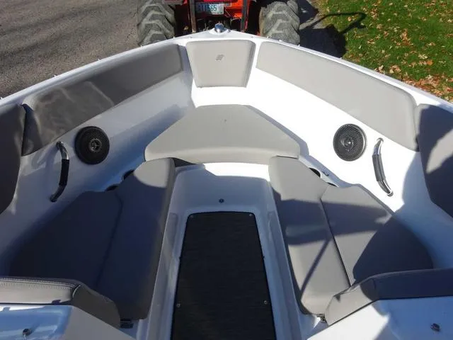 Slide: The Image of Four Winns H1 OB 2024 - 17