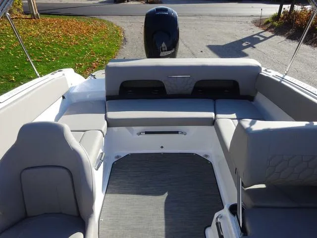 Slide: The Image of Four Winns H1 OB 2024 - 18