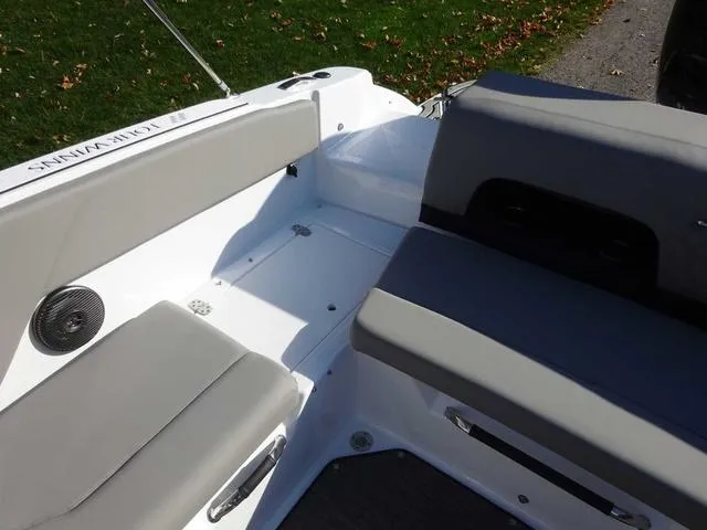 Slide: The Image of Four Winns H1 OB 2024 - 19