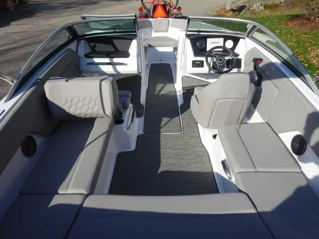 Slide: The Image of Four Winns H1 OB 2024 - 4