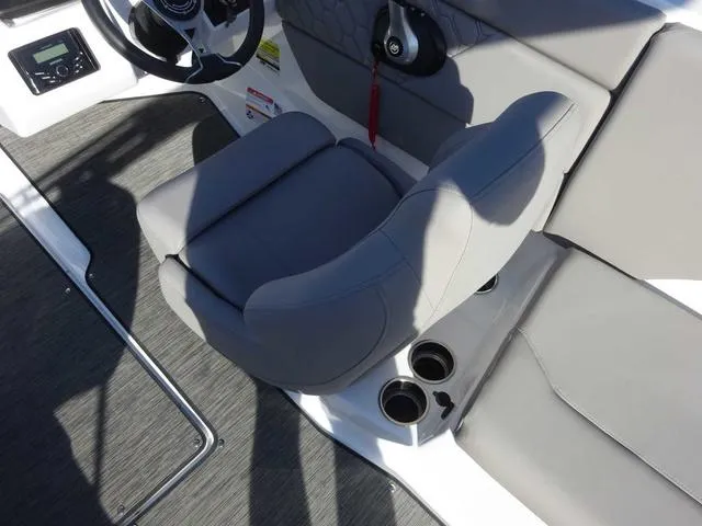 Slide: The Image of Four Winns H1 OB 2024 - 5