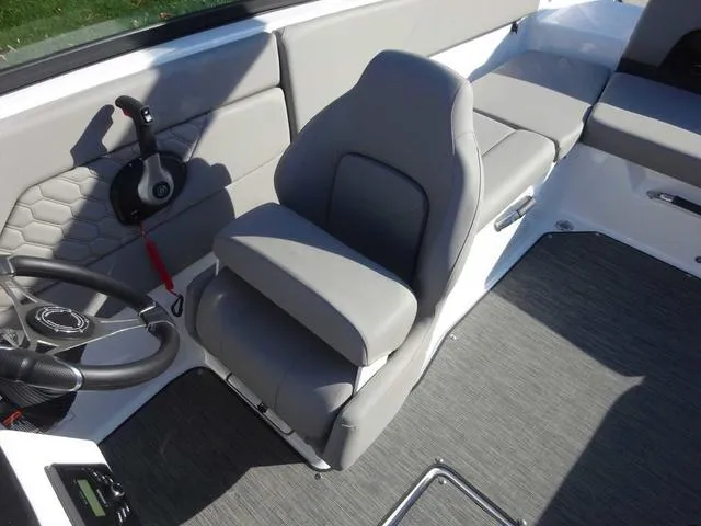 Slide: The Image of Four Winns H1 OB 2024 - 7