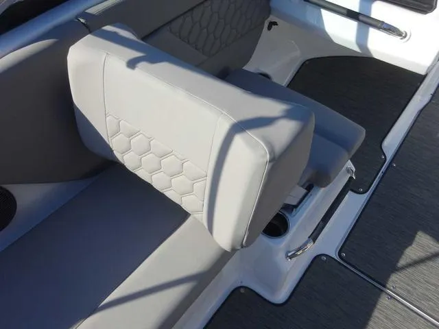 Slide: The Image of Four Winns H1 OB 2024 - 8