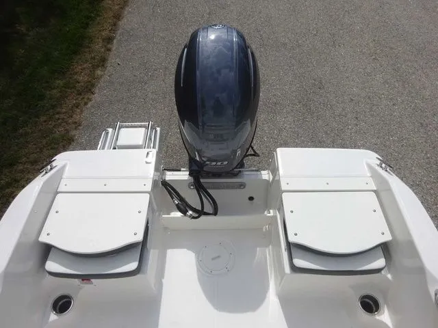 Slide: The Image of Robalo R160 Center Console 2025 - 11