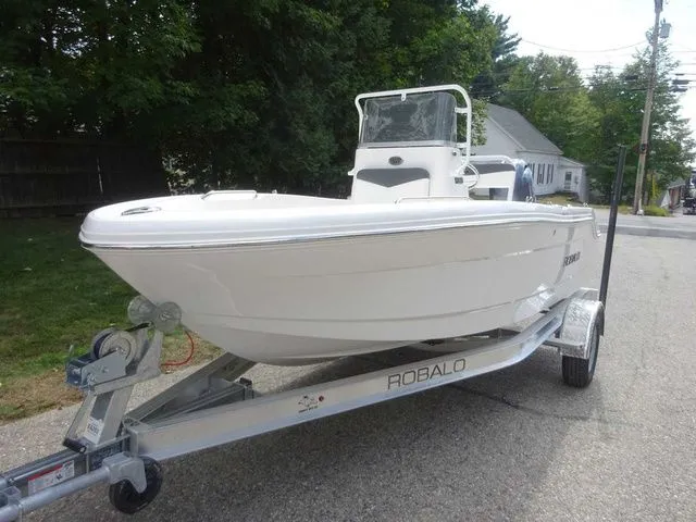 Slide: The Image of Robalo R160 Center Console 2025 - 3