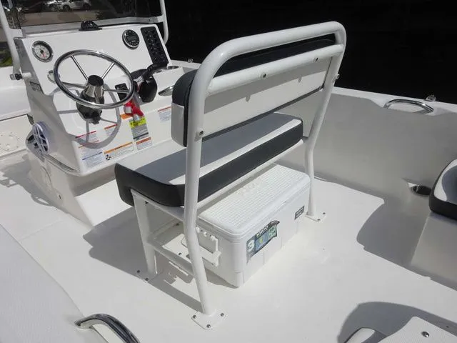 Slide: The Image of Robalo R160 Center Console 2025 - 7