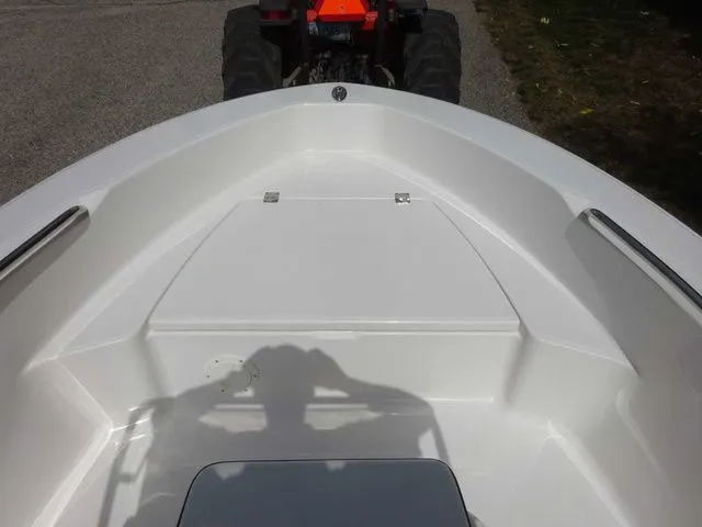 Slide: The Image of Robalo R160 Center Console 2025 - 9