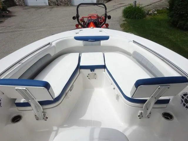 Slide: The Image of Robalo R202 Explorer 2023 - 12