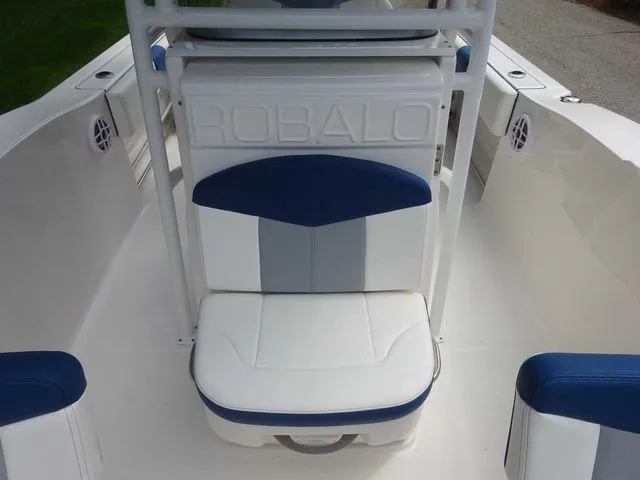 Slide: The Image of Robalo R202 Explorer 2023 - 14