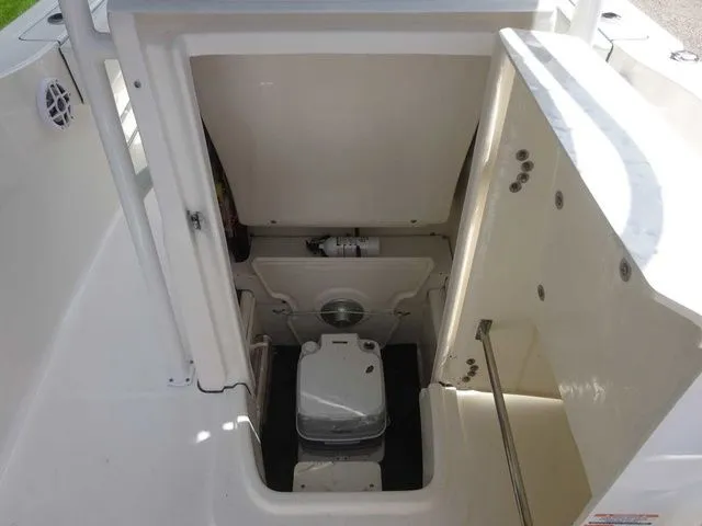 Slide: The Image of Robalo R202 Explorer 2023 - 15