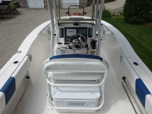 Slide: The Image of Robalo R202 Explorer 2023 - 7