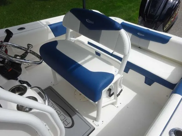 Slide: The Image of Robalo R202 Explorer 2023 - 9