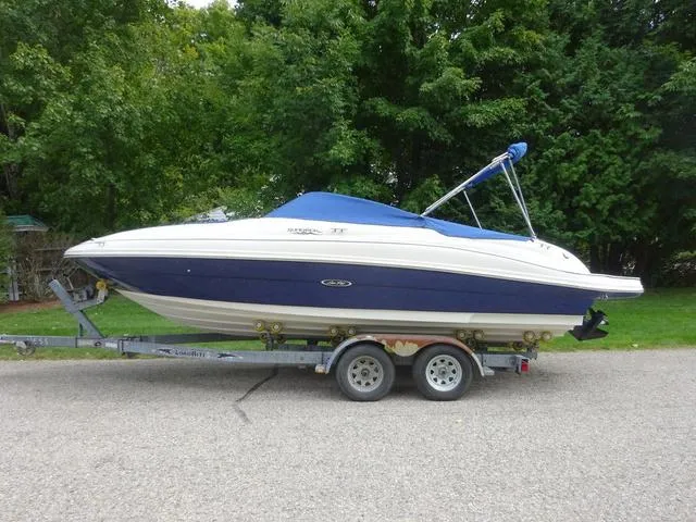 The Image of Sea Ray 220 Sundeck 2004 - 1