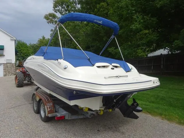 Slide: The Image of Sea Ray 220 Sundeck 2004 - 3