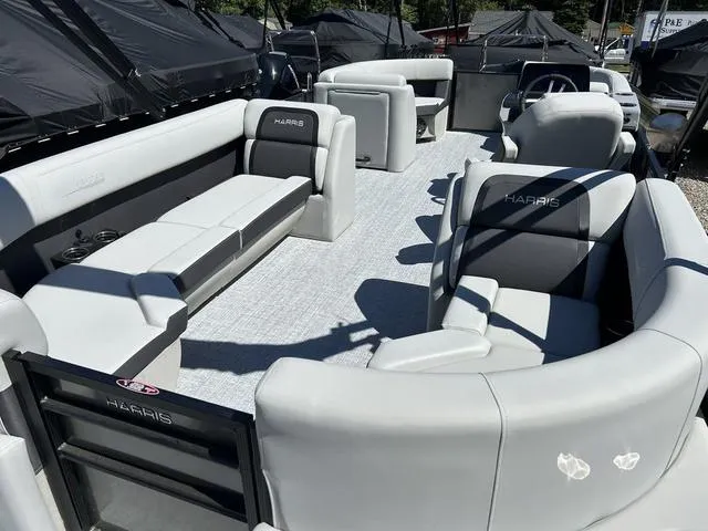 Slide: The Image of Harris Cruiser 210 2024 - 8