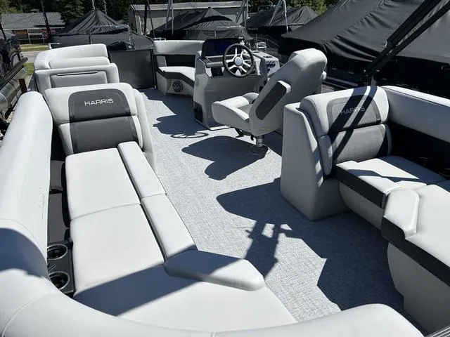 Slide: The Image of Harris Cruiser 210 2024 - 9