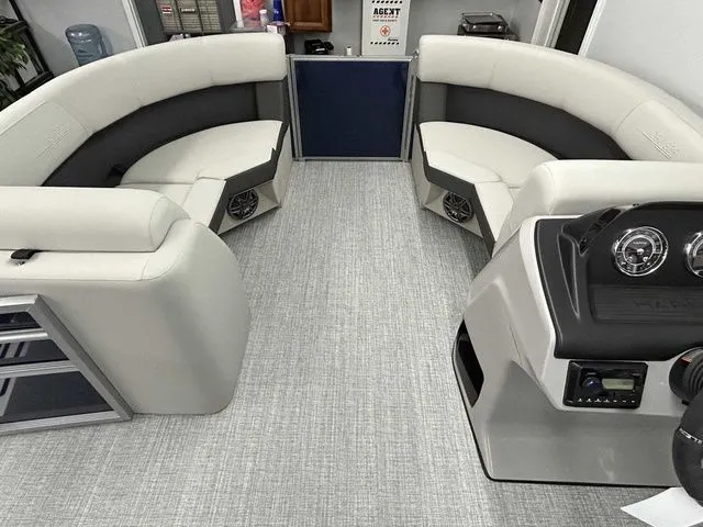 Slide: The Image of Harris Cruiser 190 2025 - 7