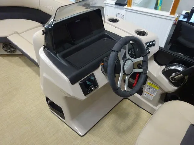 Slide: The Image of Harris Cruiser 210 2024 - 12