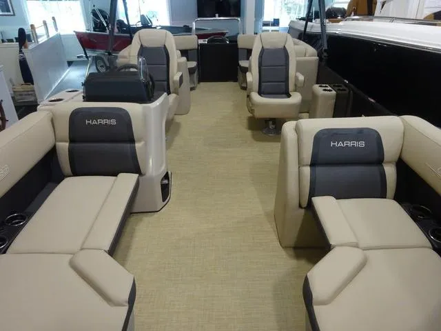 Slide: The Image of Harris Cruiser 210 2024 - 13