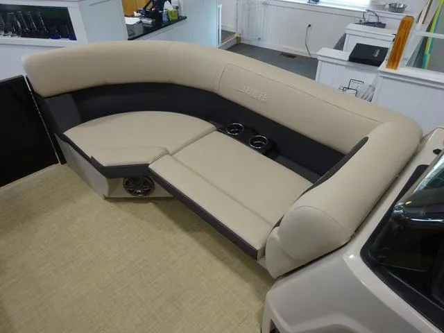 Slide: The Image of Harris Cruiser 210 2024 - 15