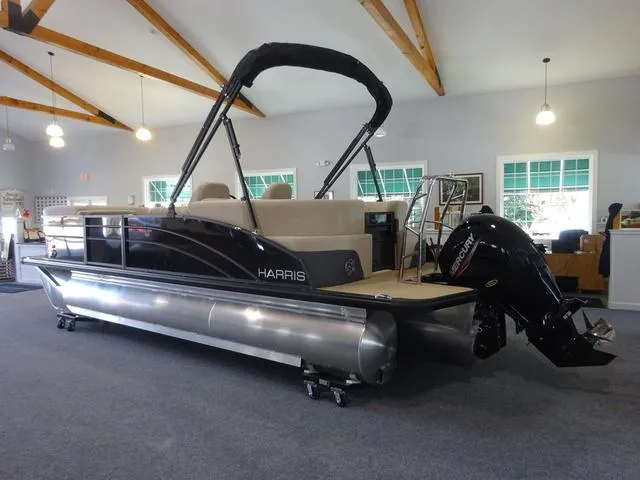 Slide: The Image of Harris Cruiser 210 2024 - 3