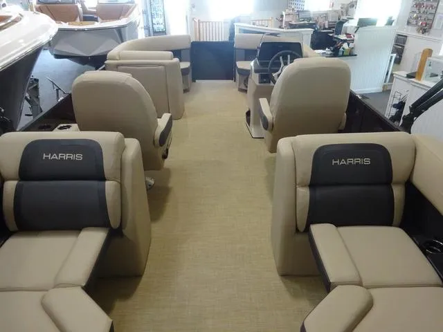 Slide: The Image of Harris Cruiser 210 2024 - 4