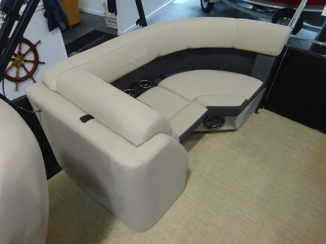 Slide: The Image of Harris Cruiser 210 2024 - 5