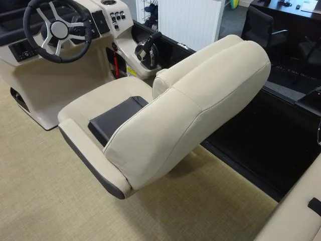 Slide: The Image of Harris Cruiser 210 2024 - 7