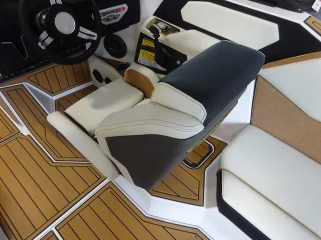 Slide: The Image of Nautique Super Air Nautique S21 2024 - 4