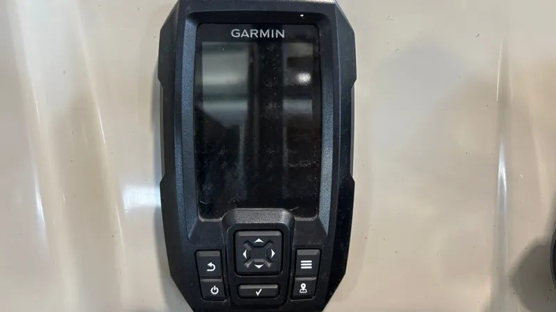 Slide: The Image of A Garmin device is mounted on the console of a 2019 Bennington 20SSRCX. - 13
