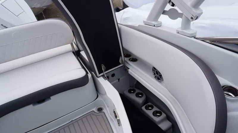 Slide: The Image of Crownline Boats Eclipse E260 XS 2024 - 19