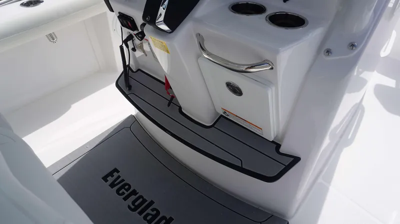Slide: The Image of Everglades 253 Center Console 2025 - 18