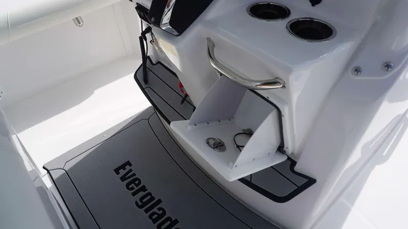 Slide: The Image of Everglades 253 Center Console 2025 - 19