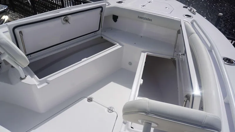 Slide: The Image of Everglades 253 Center Console 2025 - 8