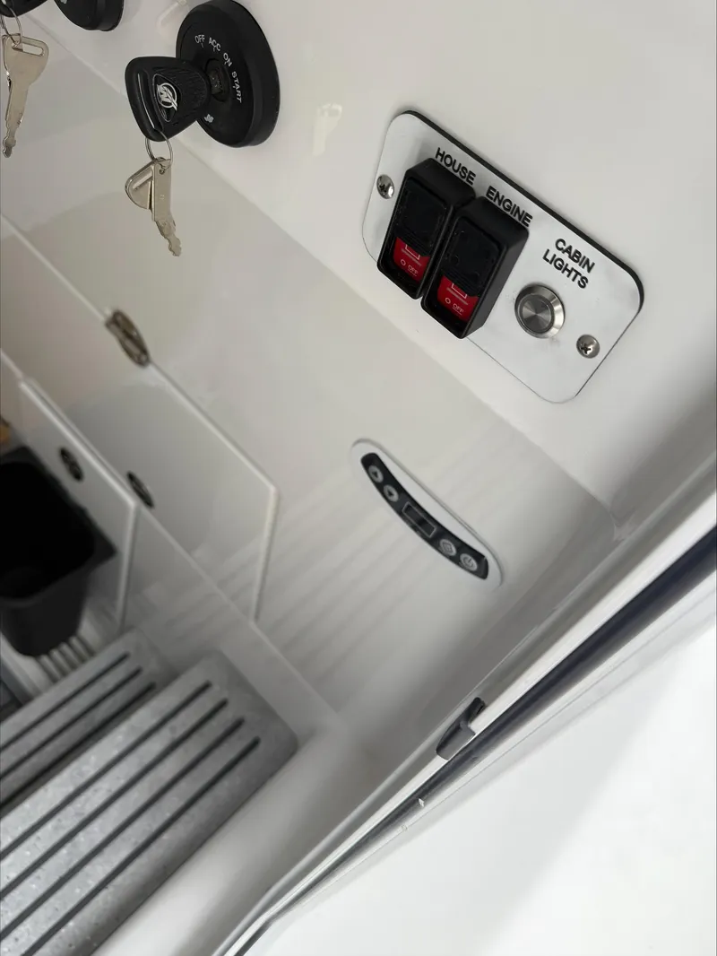 Slide: The Image of Everglades 315 Center Console 2026 - 6