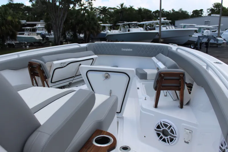 Slide: The Image of Everglades 375 Center Console 2026 - 10